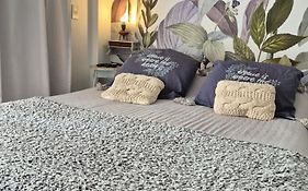 Cálido estudio con piscina, parking ,laundry A20min Parque Roca y Ezeiza